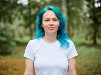 shutterstock_2266725705_woman with blue hair_sieviete ar ziliem matiem.jpg