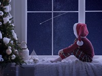shutterstock_2237968677_girl looking trough window at Christmas night_meitene skatās caur logu Ziemassvētku naktī.jpg
