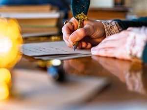 shutterstock_2578291283_writing with a quill pen and ink_raksta ar spalvu un tinti.jpg