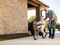 shutterstock_2486270193_grandfather helps grandchildren_vectēvs palīdz mazdēlam.jpg