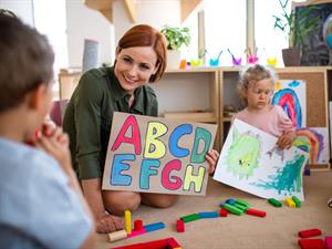 Shutterstock_2021953388_pre school teacher_audzinātāja.jpg