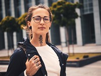 shutterstock_1488488996_woman with tattoos and piercing_sieviete ar tetovējumiem un pīrsingu.jpg