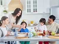Shutterstock_1865436028_family breakfast_ģimene brokasto (1).jpg