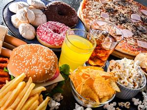 Shutterstock_2177825763_junk food_neveselīgs ēdiens (1).jpg