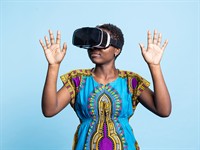 shutterstock_2560697085_african woman in vr headset_āfrikāņu sieviete ar virtuālās realitātes brillēm.jpg