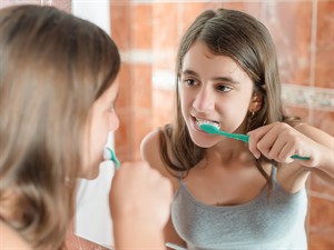 shutterstock_176385581_girl brushing her teeth_meitene tīra zobus.jpg