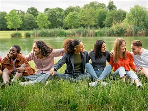 shutterstock_2632824893_group of young students_studentu grupa.jpg