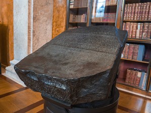 NorthSky Films Shutterstock_Rosetta stone_Rozetas akmens.jpg