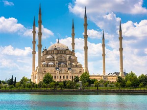 shutterstock_764343526_Sabanci mosque in Turkey_Sabandži mošeja Turcijā.jpg