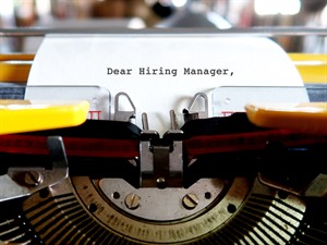 shutterstock_1888559293_typewriter_rakstāmmašīna.jpg