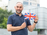 shutterstock_1956799045_man with british flag_vīrietis ar Apvienotās Karalistes karogu.jpg