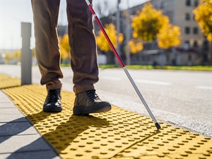 shutterstock_2227233093_blind man with a walking stick_akls vīrietis ar spieķi.jpg