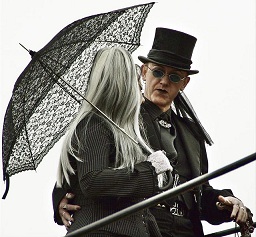 33 640px-Whitby_goth_couple.jpg
