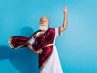 Shutterstock_2545511637_old man raise hand proud_vecs vīrs lepni paceļ roku.jpg