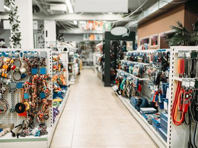 Shutterstock_1032806293_pet shop_zooveikals.jpg