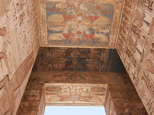 Maximusofarabia Shutterstock_Ceiling in temple of Edfu_Edfu tempļa griesti.jpg