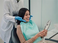 shutterstock_2600721273_dentist showing result_zobu ārsts rāda rezultātu.jpg