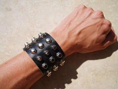 50 800px-Studded_bangle.jpg