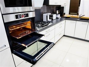 Shutterstock_301234931_electric oven_elektriskā cepeškrāsns.jpg