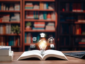 Shutterstock_2743073075_Glowing lightbulb on open book_Kvēlojoša spuldzīte uz atvērtas grāmatas.jpg