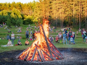 Michele Ursi Shutterstock_ligo bonfire_līgo ugunskurs.jpg