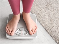 shutterstock_2475544035_Woman on scales_Sieviete uz svariem.jpg