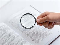 shutterstock_2542567349_magnifiyng glass_palielinošais stikls.jpg