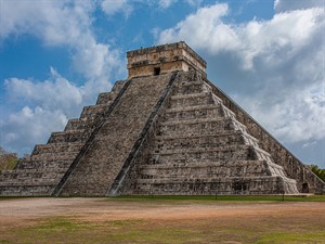 shutterstock_2660722191_pyramid of Kukulcan in the Mexico_Kukulāna templis Meksikā.jpg
