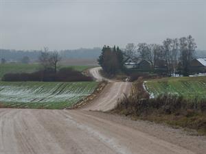 shutterstock_2713940845_village road_lauku ceļš.jpg