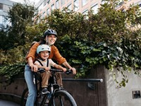 shutterstock_2387615775_mother and son on bicycle_māte ar dēlu uz velosipēda.jpg