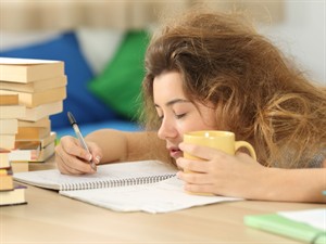 Shutterstock_598918511_Tired and sleepy student_Noguris un miegains students.jpg