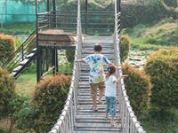 Shutterstock_2289724113_friends on bridge_draugi uz tilta.jpg