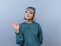 shutterstock_2724869473_Showing ok sign_Rāda ok zīmi.jpg