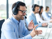 shutterstock_2306583525_customer support agent_klientu centra darbinieks.jpg