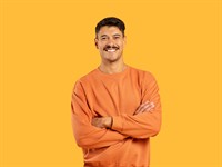 shutterstock_2446919397_cheerful man_laimīgs vīrietis.jpg