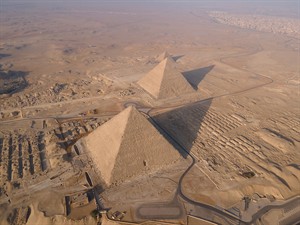 shutterstock_2546053491_Pyramids of Giza_Gīzas piramīdas.jpg