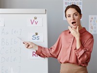 shutterstock_2085961642_English teacher_Angļu valodas skolotāja.jpg