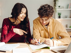shutterstock_2676438391_Two teenage students are studying together_Divi pusaudži mācās kopā.jpg