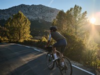 shutterstock_2402126189_man riding a bicycle_vīrietis uz velosipēda.jpg