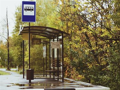 Shutterstock_734981761_bus stop_autobusa pietura.jpg