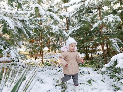 shutterstock_2706840635_Toddler walking in a snowy winter forest_Mazulis sniegotā mežā.jpg