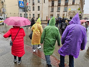 Pavel L Photo and Video Shutterstock_people in raincoats_cilvēki lietus mēteļos.jpg