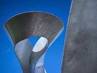 shutterstock_2536562093_Abstract metal sculpture_Abstrakta metāla skulptūra.jpg