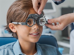 shutterstock_2385189483_eye test with phoropter_Redzes pārbaude ar foropteru.jpg