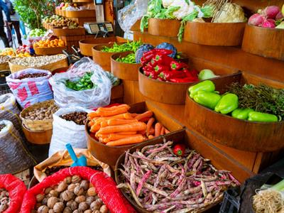 Shutterstock_2285900539_greengrocers_augļu un dārzeņu tirgotava.jpg