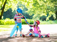 shutterstock_677799799_kids skateboarding_bērni braukā ar skrituļdēli.jpg