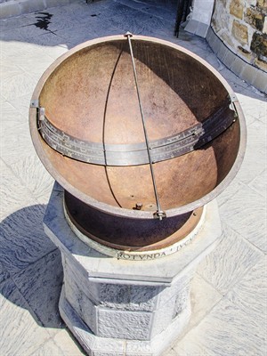 shutterstock_2333412639_ancient sun clock_antīkais saules pulkstenis.jpg