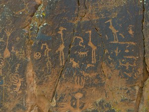 shutterstock_1278492208_petroglyphs_petroglifi.jpg