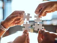 shutterstock_2528927605_puzzle pieces_puzles gabaliņi.jpg