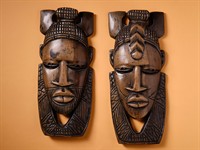 shutterstock_2234078331_wooden african masks_koka āfrikāņu maskas.jpg